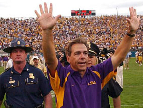 Nick Saban leaves field after 2005 Capital One Bowl.